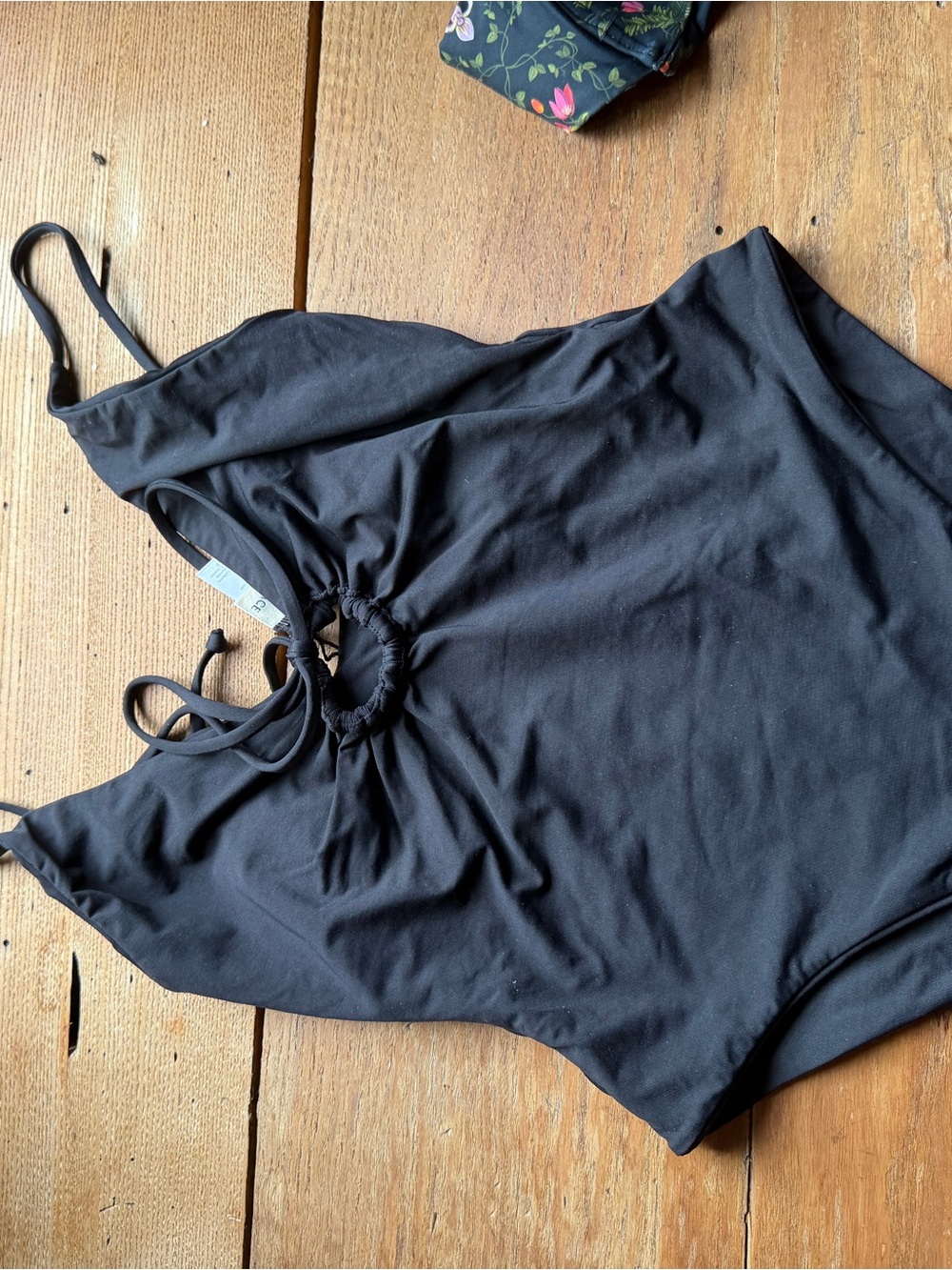 l*space Piper Classis One Piece with key hole - Picture 4 of 6